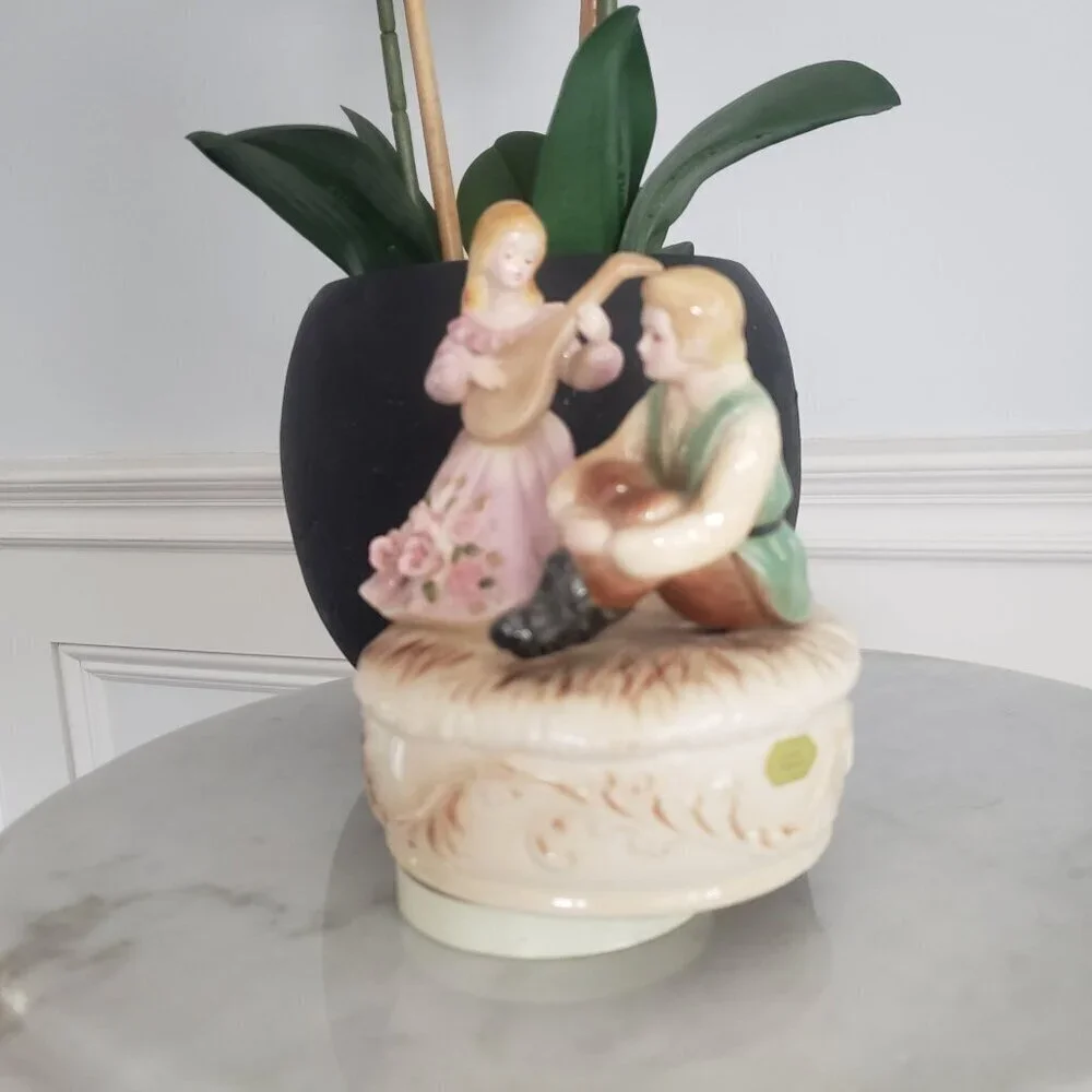 Vtg Josef Originals Loving Couple Ceramic Moving Figurine & Rotating Music Box